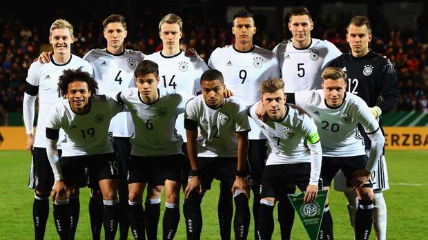 
                <strong>Deutschland</strong><br>
                Sieben Spiele, sieben Siege: Für die deutsche U21 läuft es derzeit in der EM-Qualifikation perfekt. Vor dem Turnier 2017 in Polen steht aber in diesem Sommer erstmal ein anderes großes Ziel auf dem Plan: die Olympischen Spiele in Rio. Mit dem Titelgewinn könnten sich die Youngsters um Leroy Sane, Davie Selke und Julian Weigl einen Traum erfüllen - doch auch 15 andere Mannschaften kämpfen um Gold. ran.de zeigt, welche Länder sich neben Deutschland in der Qualifikation auf ihrem Kontinent bzw. in ihrem Verband durchgesetzt haben und beim olympischen U23-Turnier antreten.
              