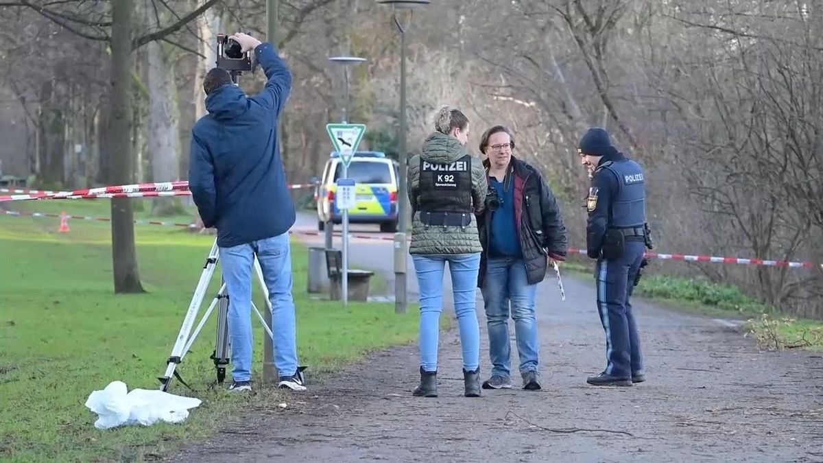 Mann mit Stichverletzungen in Münchner Park gefunden.