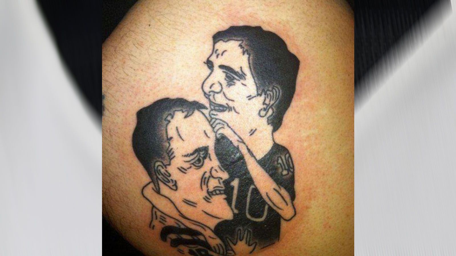 <strong>Manning-Brüder weniger gut getroffen</strong><br>
                Als schlechtestes NFL-Tattoo überhaupt wurde dieses Kunstwerk angepriesen - es zeigt die Manning-Brüder Peyton und Eli. Tatsächlich ist sehr fragwürdig, ob sich die beiden Quarterback-Legenden hier als gut getroffen ansehen würden.
