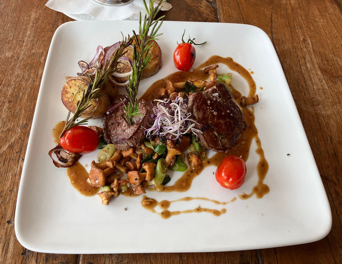 Rezept: Rinderfilet mit Jägersauce, Ofenkartoffel und Sour Creme