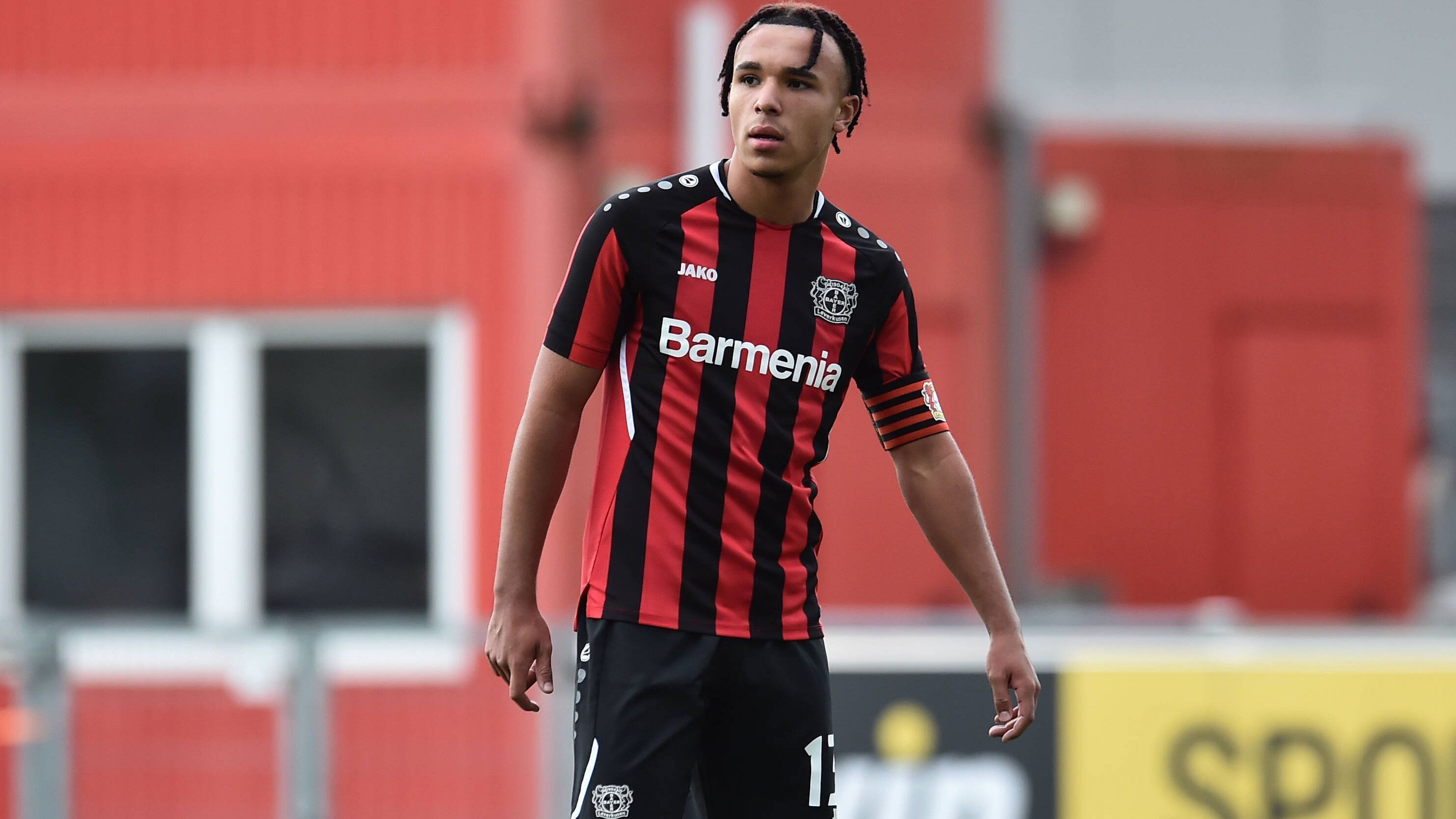 
                <strong>Joshua Eze (Bayer 04 Leverkusen)</strong><br>
                Als Kapitän der Leverkusener U19 nahm Joshua Eze in der vergangenen Saison eine Schlüsselrolle ein, in den kommenden Jahren soll sich der flexibel einsetzbare Defensivmann auch in der Bundesliga-Mannschaft etablieren. Wie der "kicker" berichtet, ist allerdings auch eine einjährige Leihe im Bereich des Möglichen, sollte sich ein passender Klub finden. Nichtsdestotrotz ist man in Leverkusen von den Fähigkeiten des 19-Jährigen überzeugt. "Joshua war eine zentrale Führungsfigur in unserer U19. Wir werden seinen Karriereweg in den nächsten zwei Jahren weiter begleiten", so Sportdirektor Simon Rolfes.
              