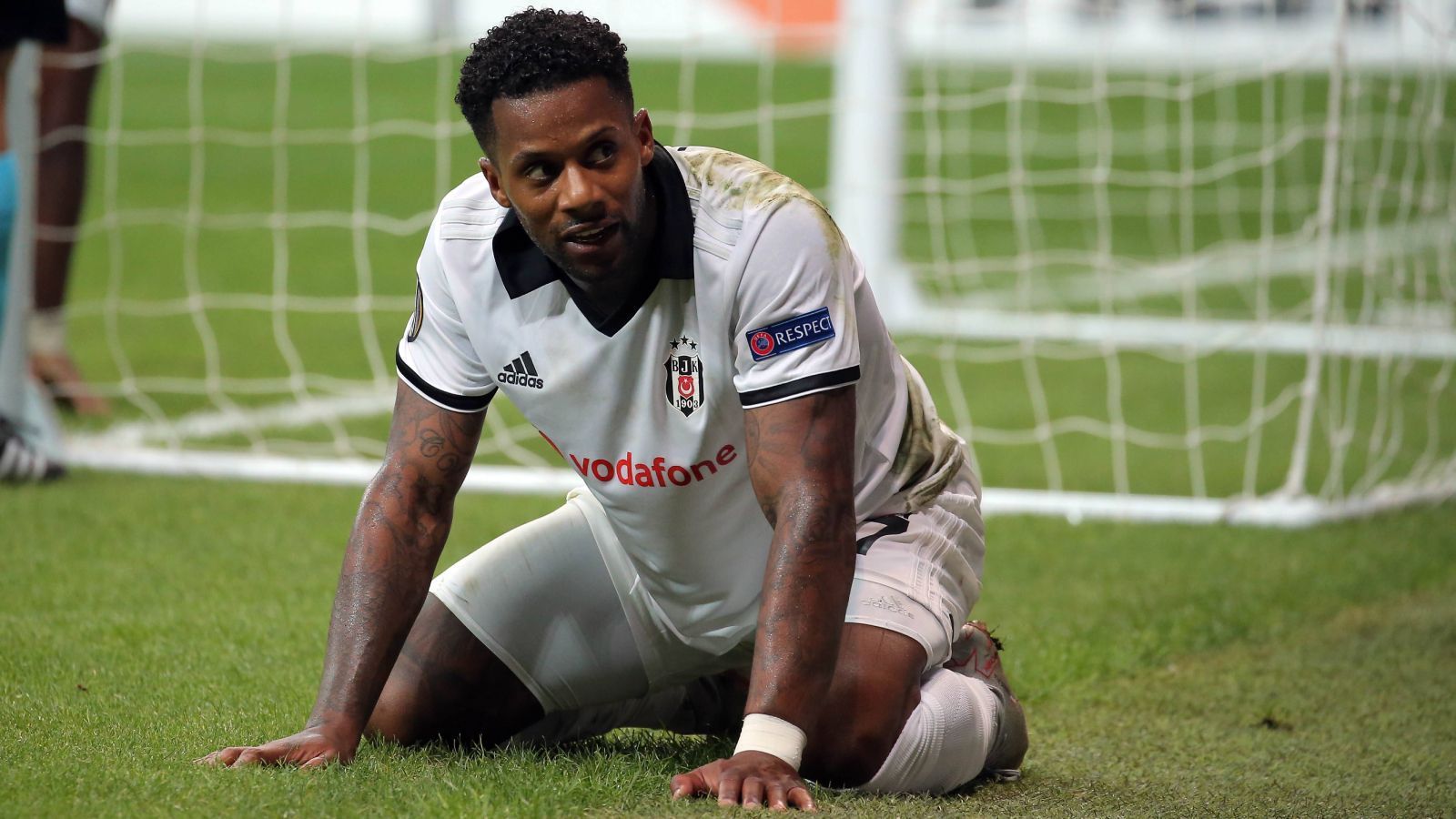 
                <strong>Mittelfeld: Jeremain Lens</strong><br>
                Nicht für den Wettbewerb gemeldet, aber trotzdem ein großer Name ist Jeremain Lens. Der ehemalige niederländische Nationalspieler (34 Spiele, acht Tore) kann die Karrierestationen von Gökhan Töre mit insgesamt zehn Vereinen noch toppen. 2017 wechselte er vom kriselnden AFC Sunderland zu Besiktas, wo er bis heute immerhin 102 Spiele absolvierte.
              