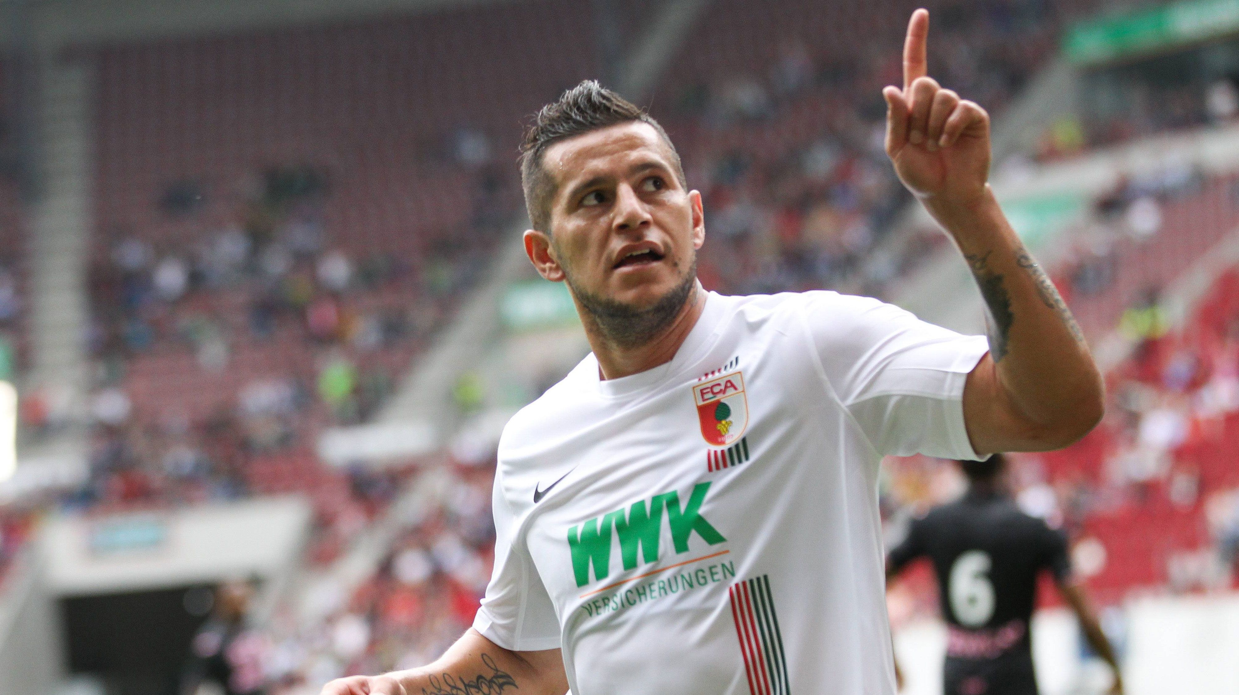 
                <strong>16. FC Augsburg (3 Millionen Euro)</strong><br>
                Die "Bild" will erfahren haben, wie viel die Bundesligisten von ihren Trikotsponsoren kassiren. In Sachen Trikotsponsoring reicht es für den FC Augsburg nur zum Relegationsplatz 16. Die WWK Versichungerungsgruppe überweist wohl jährlich drei Millionen Euro.
              