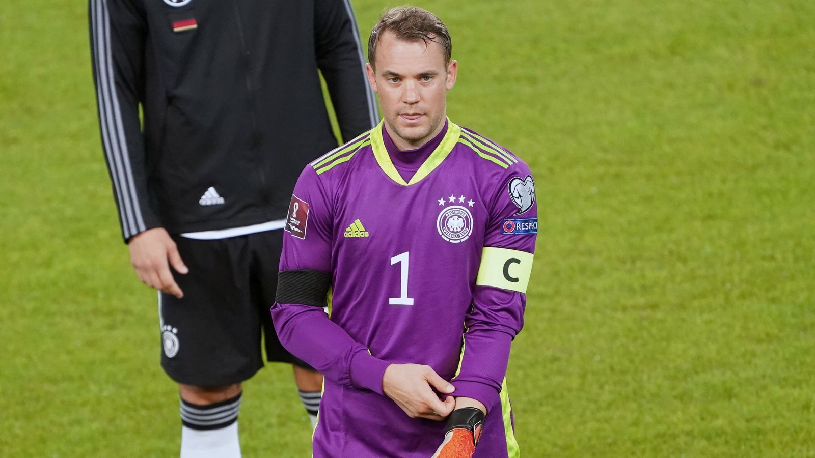 
                <strong>Manuel Neuer</strong><br>
                Nach 13 Minuten muss der wieder einsatzbereite Kapitän erstmals eingreifen, als Rüdigers Rückpass misslingt. Zum Glück ist er hellwach. Ansonsten wird Neuer kaum ins Schwitzen gebracht - es sei denn, die Absprache mit Rüdiger klappt nicht perfekt. ran-Note: 3
              