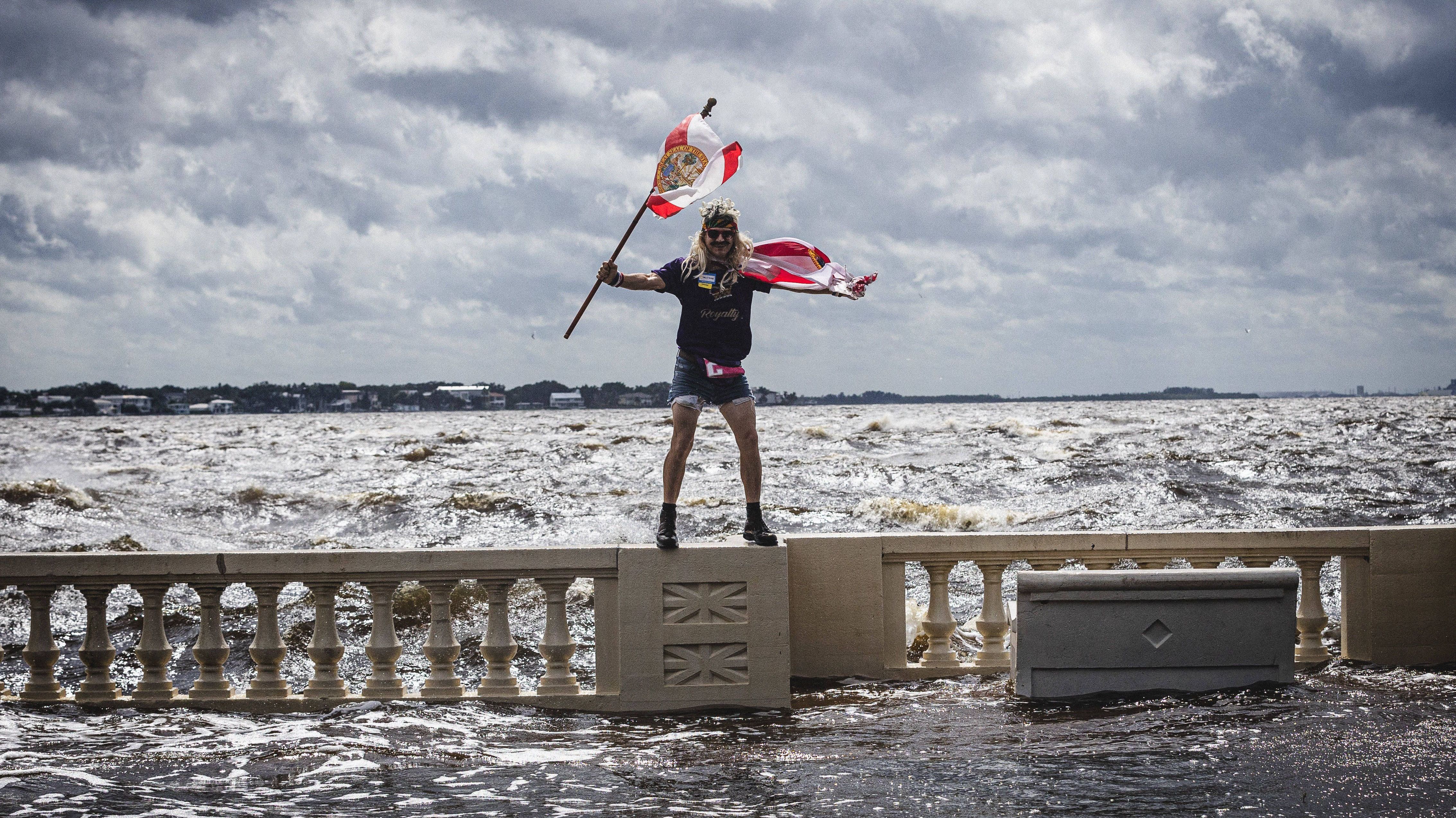 Ein Mann posiert auf der Bayshore Avenue, die an der Grenze von Tampa Bay liegt.