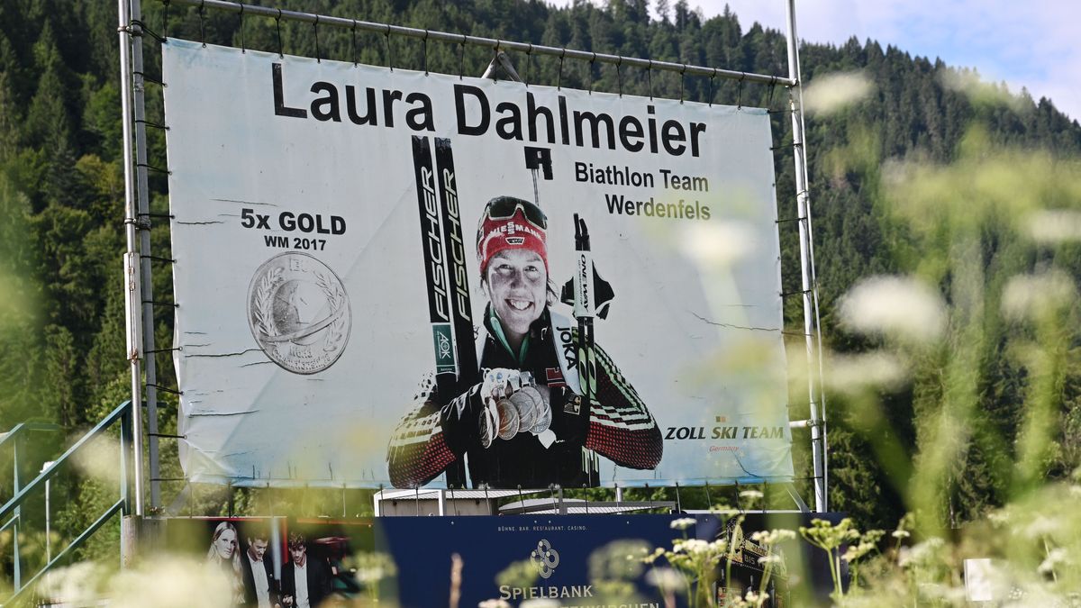 Ein großes Plakat mit Laura Dahlmeier hängt neben der Schießanlage auf der Biathlon Trainingsstrecke nahe Garmisch-Partenkirchen.