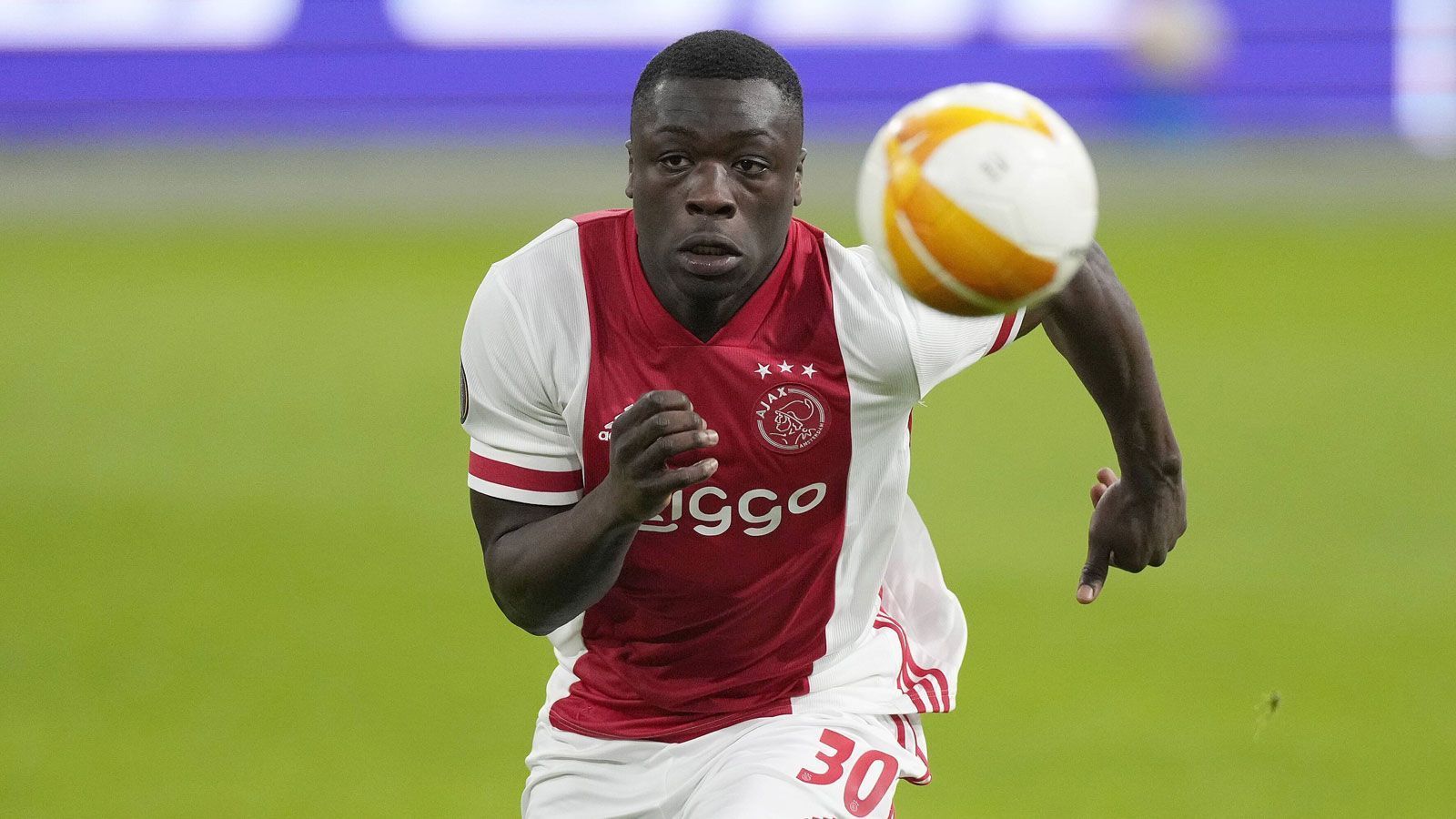 
                <strong>Brian Brobbey (RB Leipzig)</strong><br>
                Mit Brian Brobbey wechselt das nächste Toptalent zu RB Leipzig. Der europaweit umworbene Mittelstürmer kommt ablösefrei von Ajax Amsterdam und erhält in der Messestadt einen Vertrag bis Sommer 2025. "Brobbey passt als junger, sehr variabler und durchsetzungsstarker Spieler genau in das Profil von RB Leipzig", lobte RB-Sportchef Markus Krösche den 19-Jährigen. Für die erste Mannschaft von Ajax kam Brobbey bislang in elf Spielen zum Einsatz und war an sechs Toren direkt beteiligt.
              