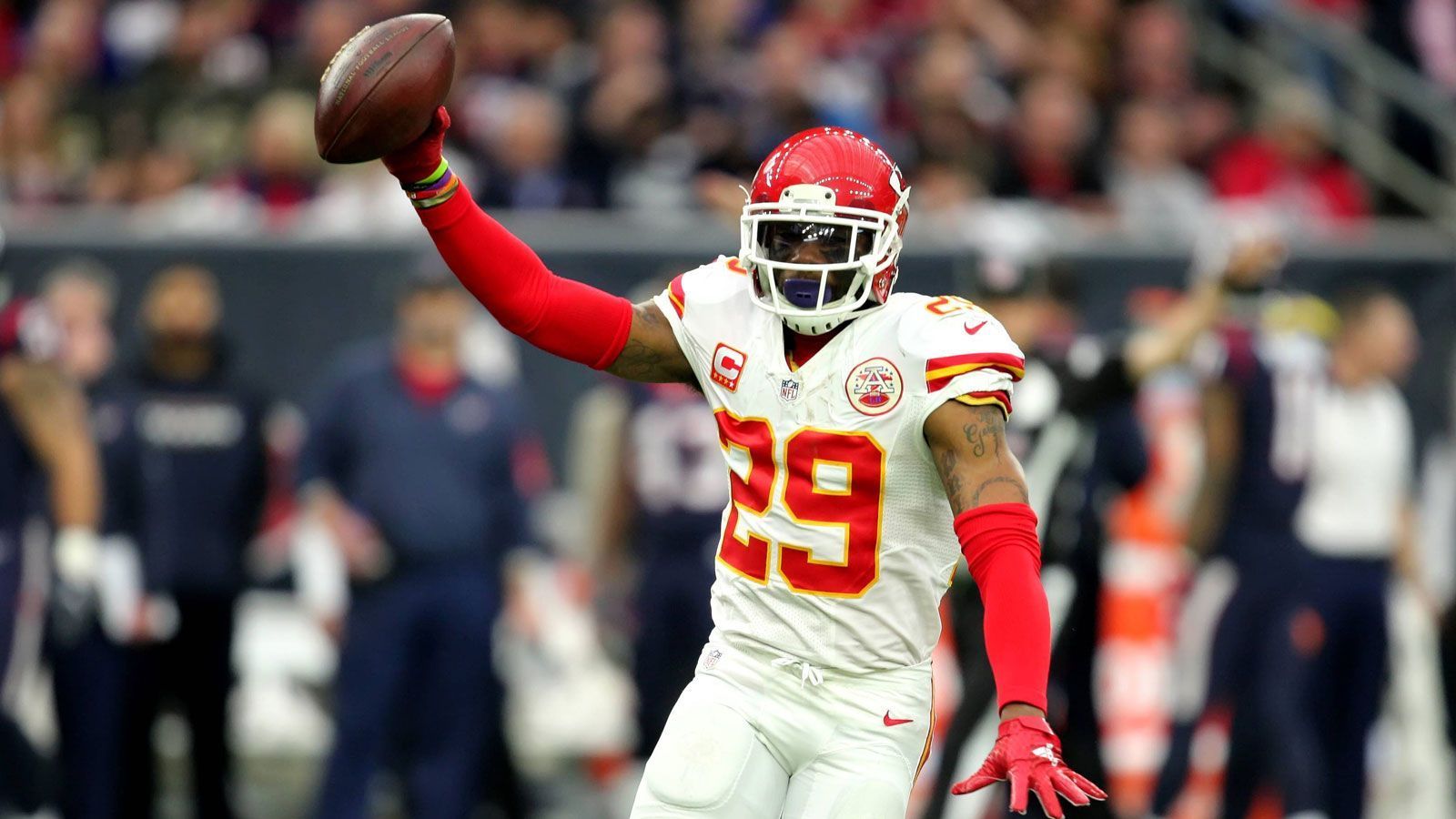 
                <strong>Eric Berry</strong><br>
                "The Fifth Dimension". Das klingt einfach nur beeindruckend. Wenn man bedenkt, dass Eric Berry nach erfolgreicher Chemo-Therapie wieder auf die NFL-Bühne zurückkehrte, dann passt der Spitzname auch unfassbar gut. Der Name kommt aber woanders her. Laut ESPN "sind seine Bewegungen auf dem Platz so dicht am Unmöglichen dran, dass es für EA Sports unmöglich war, ihn in einem Videospiel realitätsgetreu abzubilden."
              