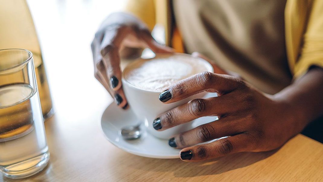 Black is beautiful! Schwarze Nägel sehen sehr elegant aus und reihen sich diesen Sommer unter die Trendfarben der Nagellack Trends 2021. 