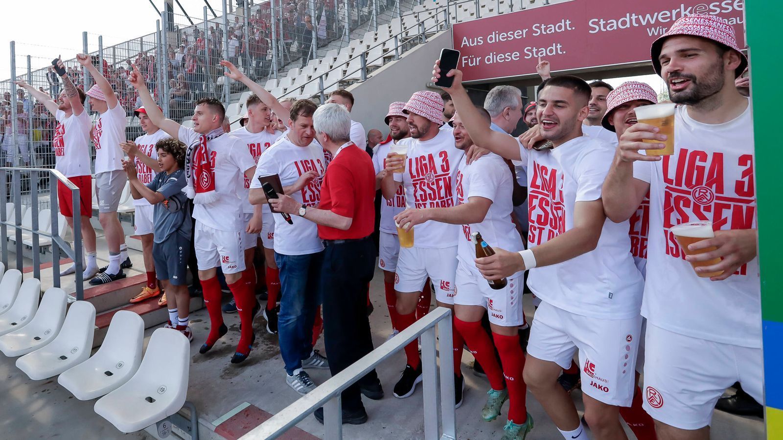 
                <strong>Rot-Weiss Essen</strong><br>
                Nach immerhin 15 Jahren gibt es für Rot-Weiss Essen ein Comeback im Profifußball. Der Revierklub setzte sich in der Regionalliga West in einem äußerst engen Zweikampf gegen Preußen Münster durch. Beide Teams beendeten die Saison mit jeweils 87 Punkten, Essen aber mit der um drei Treffer besseren Tordifferenz, die letztlich den Aufstieg bedeutete. 
              