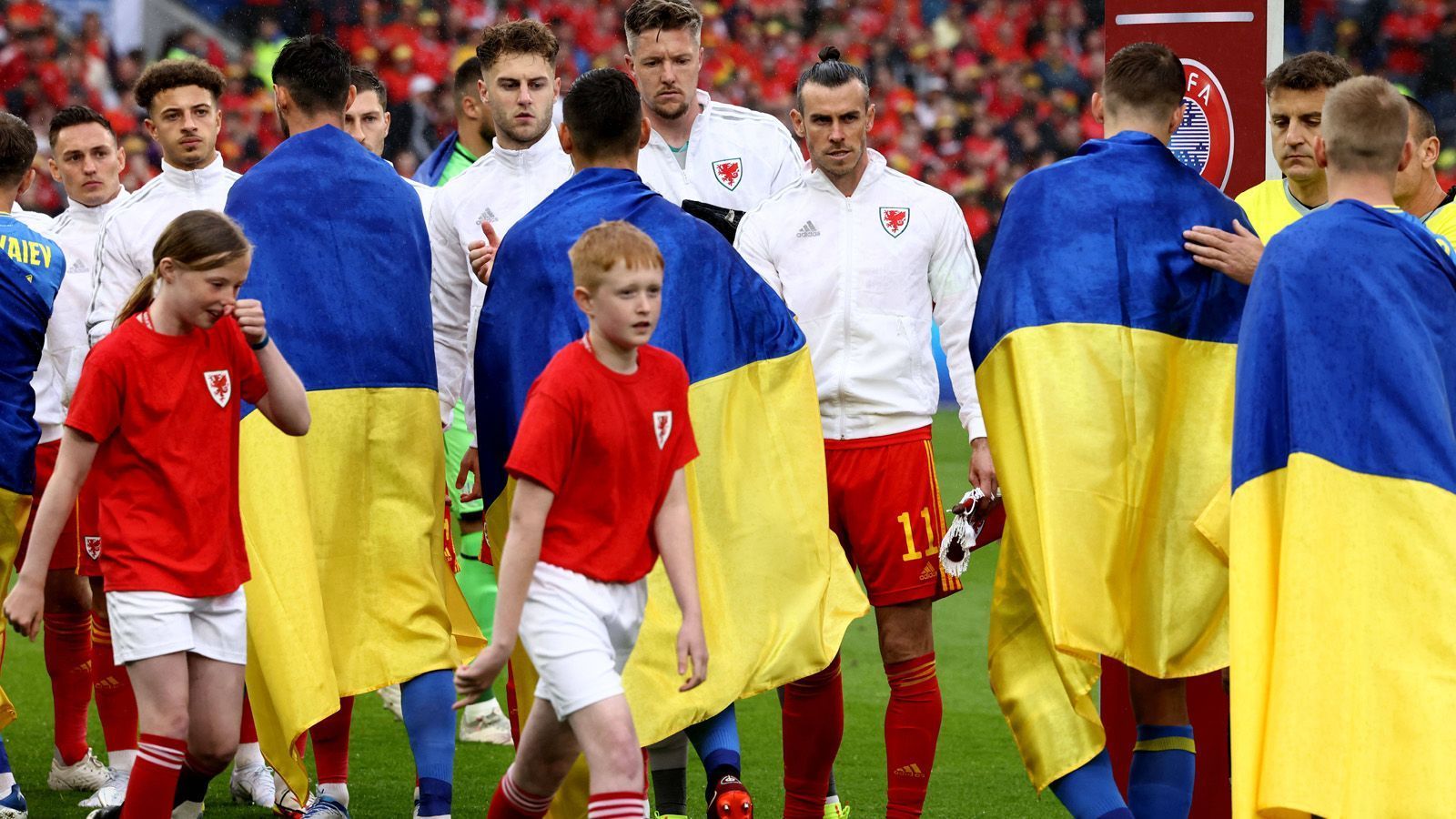 
                <strong>Handshake</strong><br>
                Egal, wie die Waliser zum Ukraine-Krieg stehen: An diesem Tag zählte für sie natürlich auch nur die WM-Qualifikation. Ein Sieg, und das Ticket wäre gelöst.
              