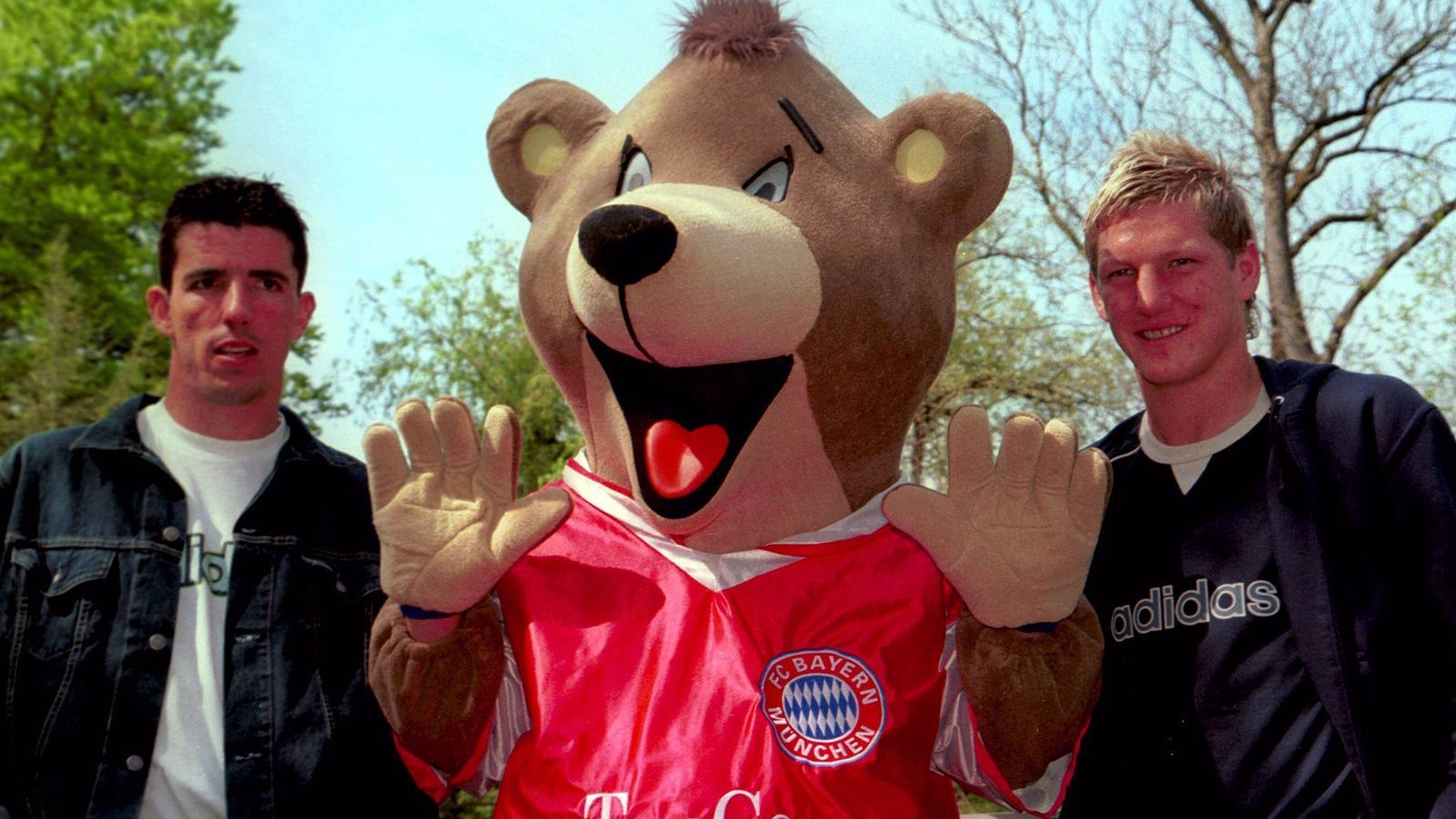 
                <strong>FC Bayern München: Die Maskottchen im Wandel der Zeit</strong><br>
                Berni mit Roy Makaay (l.) und Bastian Schweinsteiger im Frühjahr 2004 im Tierpark Hellabrunn. Genau wie der heutige TV-Experte Schweinsteiger sieht auch Berni mittlerweile völlig anders aus.
              