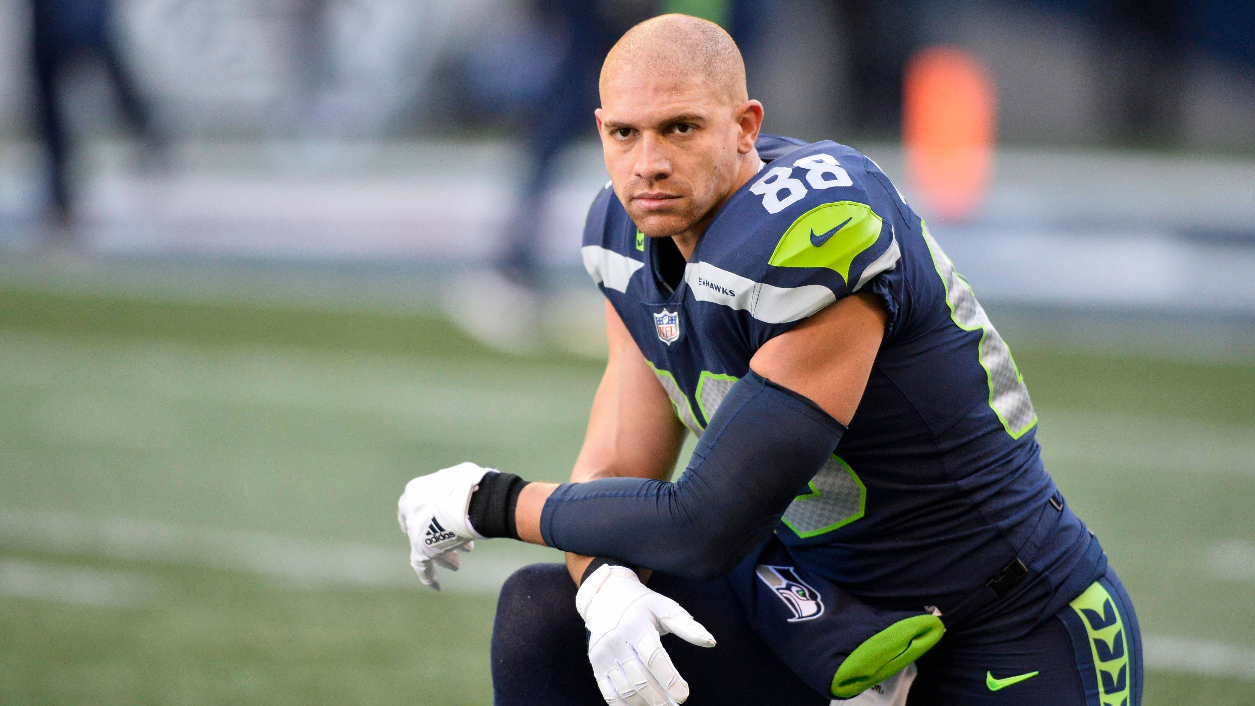 
                <strong>Jimmy Graham (von New Orleans Saints zu Seattle Seahawks) </strong><br>
                Rückblickend würden die Seattle Seahawks den Trade für Jimmy Graham im Jahr 2015 wohl nicht nochmal machen. Seattle schickte damals seinen Center Max Unger im Paket mit einem Erstrundenpick nach New Orleans, die im Gegenzug den Tight End abgaben. Graham konnte in drei Jahren an der Westküste jedoch so gut wie nie an seine starken Leistungen aus Louisiana anknüpfen, auch wenn er für zwei Pro Bowls nominiert wurde. Ohne Unger fehlte es Russell Wilsons Offensive Line zudem an Stabilität, was dem Team sichtlich zusetzte und die Super-Bowl-Chancen der Seahawks zusehends verschlechterte. 2018 unterschrieb der Tight End dann für drei Jahre und 30 Mio. Dollar bei den Green Bay Packers, wurde nach zwei Spielzeiten aber bereits wieder entlassen. Die letzten zwei Jahre seiner NFL-Karriere verbrachte er bei den Chicago Bears.
              