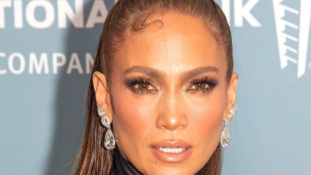 J.Lo betont ihre Babyhaare mit stylischen Gel-Frisuren.