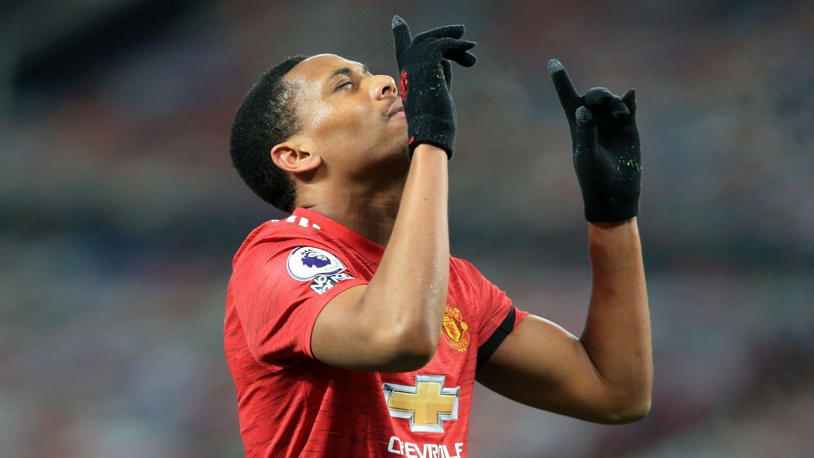 
                <strong>Anthony Martial trifft an allen Tagen</strong><br>
                Anthony Martial hat mit seinem Führungstreffer gegen Aston Villa etwas Historisches geschafft. Der Stürmer von Manchester United hat nun an allen Wochentagen ein Tor in der Premier League geschossen. Damit ist er nach Wayne Rooney, Ryan Giggs, Andy Cole und David Beckham erst der fünfte Spieler, dem dieses Kunststück gelang. Kurios: Alle fünf Kicker schafften den Rekord im Trikot von Manchester United.
              