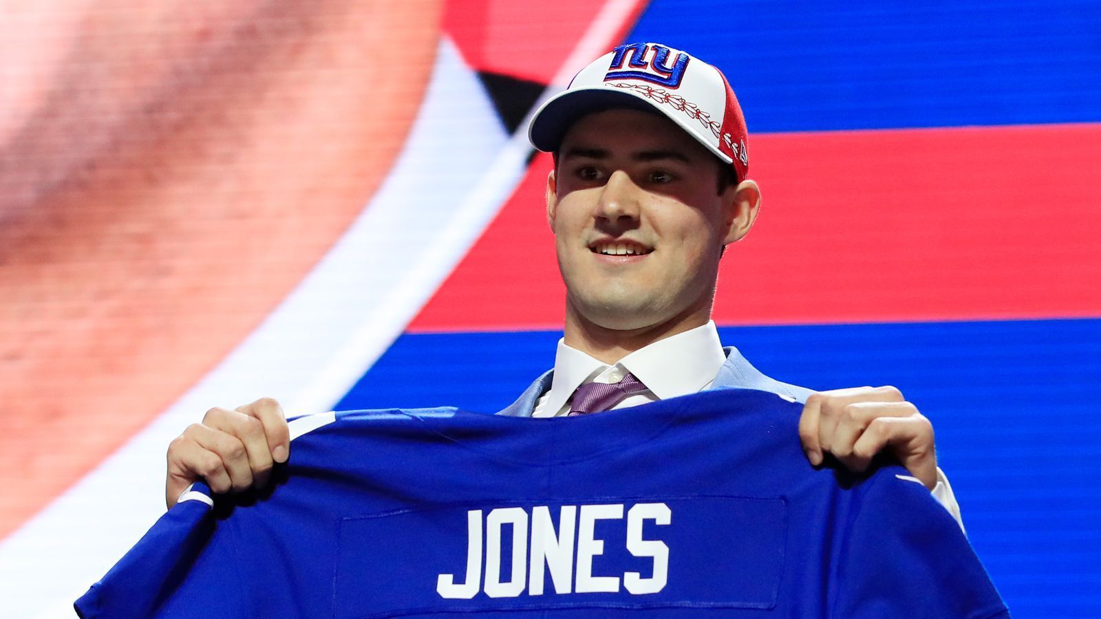 
                <strong>6. Pick - New York Giants: QB Daniel Jones (Duke)</strong><br>
                Vertrag unterschriebenSigning Bonus: 16.684.768 DollarGesamtgehalt: 25.664.056 Dollar
              