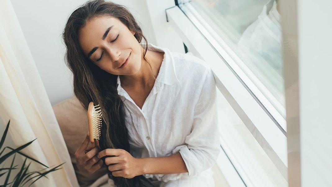 Eine Bürste – abgestimmt auf eure Haare und die Kopfhaut – ja, die gibt es! Wir stellen euch verschiedene Haarbürsten vor.