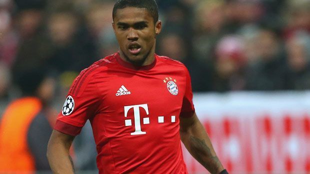 
                <strong>Vorbereiter der Hinrunde: Douglas Costa</strong><br>
                Vorbereiter der Hinrunde: Douglas Costa. Es heiße "Dooglas" Costa bitteschön, und nicht "Duuglas". Das wollte Thomas Müller mal klarstellen. Da war gerade das erste Spiel dieser Saison vorüber, und Costa hatte beim 5:0 von Bayern München gegen den HSV für offene Münder gesorgt: ein Tor, eine Vorlage, Dribblings, Sprints. Der Kerl sei eine "Rakete", sagte Müller. Zehn weitere Male hat Costa nach dem fulminanten Einstand in der Bundesliga gespielt, er hat nur ein weiteres Tor erzielt - aber für seine Mitspieler elf weitere aufgelegt. 
              