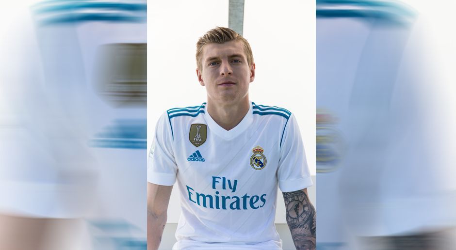 
                <strong>Real Madrid - Heimtrikot 2017/2018</strong><br>
                Dass Real Madrids Heimtrikot überwiegend aus schlichtem Weiß besteht, ist keine Überraschung. Neu ist allerdings die Farbe der Adidas-Streifen und des Schriftzuges des Trikotsponsors. Diese sind 2017/2018 nämlich in einem sommerlichen Türkis gehalten. Was natürlich nicht fehlen darf: Das goldene Batch als Klub-WM-Titelträger.
              