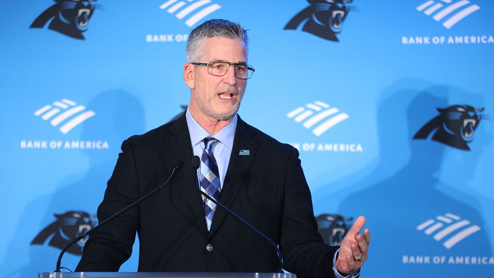 
                <strong>Frank Reich (Carolina Panthers)</strong><br>
                Noch während der abgelaufenen Spielzeit trennten sich die Indianapolis Colts von Frank Reich. Der 61-Jährige konnte in seiner Zeit bei den Colts 41 seiner 77 Pflichtspiele gewinnen. Sein letzter Playoff-Sieg, damals noch mit Andrew Luck, gelang ihm in der Saison 2018/19. Als Spieler konnte Reich 13 Jahre als Quarterback in der NFL sein Können unter Beweis stellen und war der erste Quarterback der für die damals neu gegründeten Carolina Panthers einen Pass warf. 
              