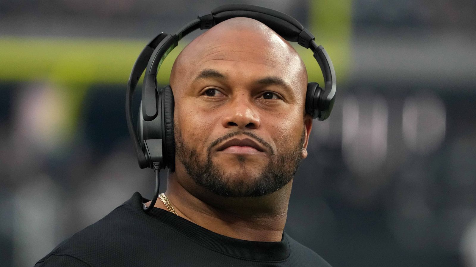 <strong>Antonio Pierce (Las Vegas Raiders)</strong><br>Zunächst einmal übernimmt Pierce den Laden. Der 45-Jährige war bis dato der Linebacker Coach. In einer emotionalen Pressekonferenz stellt er klar, dass er "müde vom Verlieren ist" und "als Raider" bereits "geboren" wurde. Rich Bisaccia zeigte als Raiders-Interimscoach schon Mal, dass gute Arbeit belohnt werden kann.&nbsp;