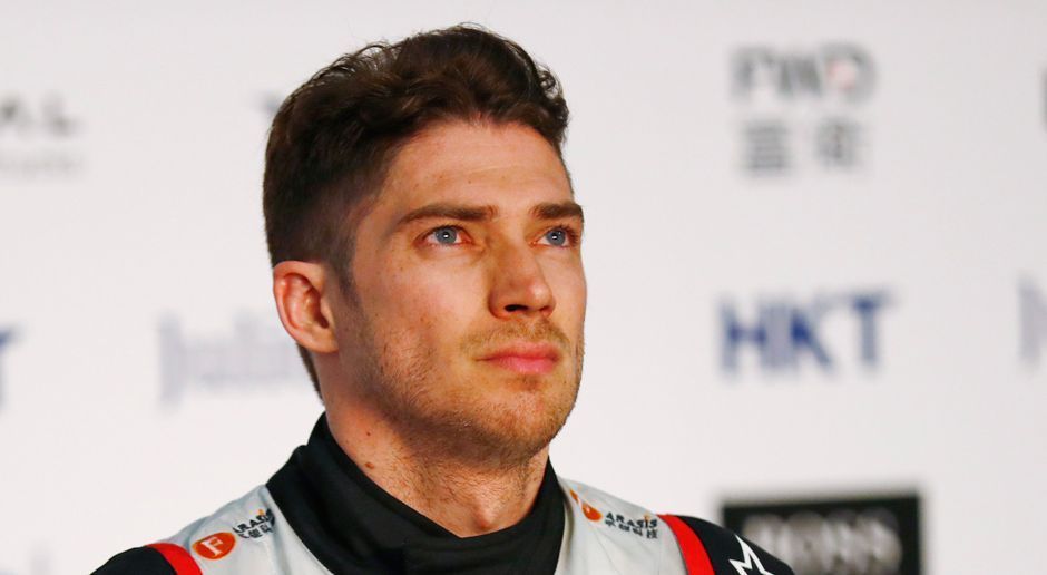 
                <strong>Edoardo Mortara (Mercedes AMG)</strong><br>
                Edoardo Mortara - Startnummer 48: Anders als Maro Engel, Robert Wickens oder Mattias Ekström scheut Mortara 2018 nicht die Doppelbelastung. Der Schweizer mit italienischen und französischen Wurzeln tritt nicht nur in der DTM sondern erstmals auch in der Formel E an. 
              