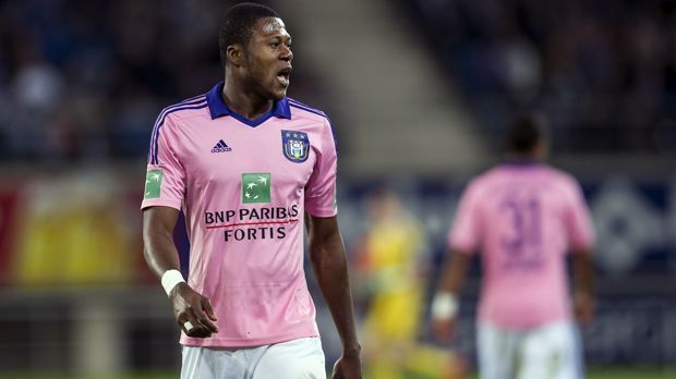 
                <strong>Chancel Mbemba</strong><br>
                Zeitgleich mit Mitrovic verließ auch Innenverteidiger Chancel Mbemba den RSC Anderlecht. Der kongolesische Innenverteidiger, der 2012 nach Anderlecht kam, wechselte ebenfalls zu Newcastle United. Die "Magpies" sollen sich diesen Transfer zwölf Millionen Euro kosten lassen haben. Doch auch der 23-Jährige hat unter Benitez nicht den besten Stand. Schon in der Aufstiegssaison 2016/17 spielte Mbemba nur unregelmäßig und diese Entwicklung setzt sich auch in der laufenden Spielzeit fort. Nur in der Nationalmannschaft der Demokratischen Republik Kongo hat der Kapitän einen Stammplatz. Ändert sich am Reservisten-Dasein Mbembas in Newcastle nichts, wäre es wenig überraschend, wenn das einstige Anderlecht-Talent seinen bis 2020 laufenden Vertrag nicht erfüllen würde.
              