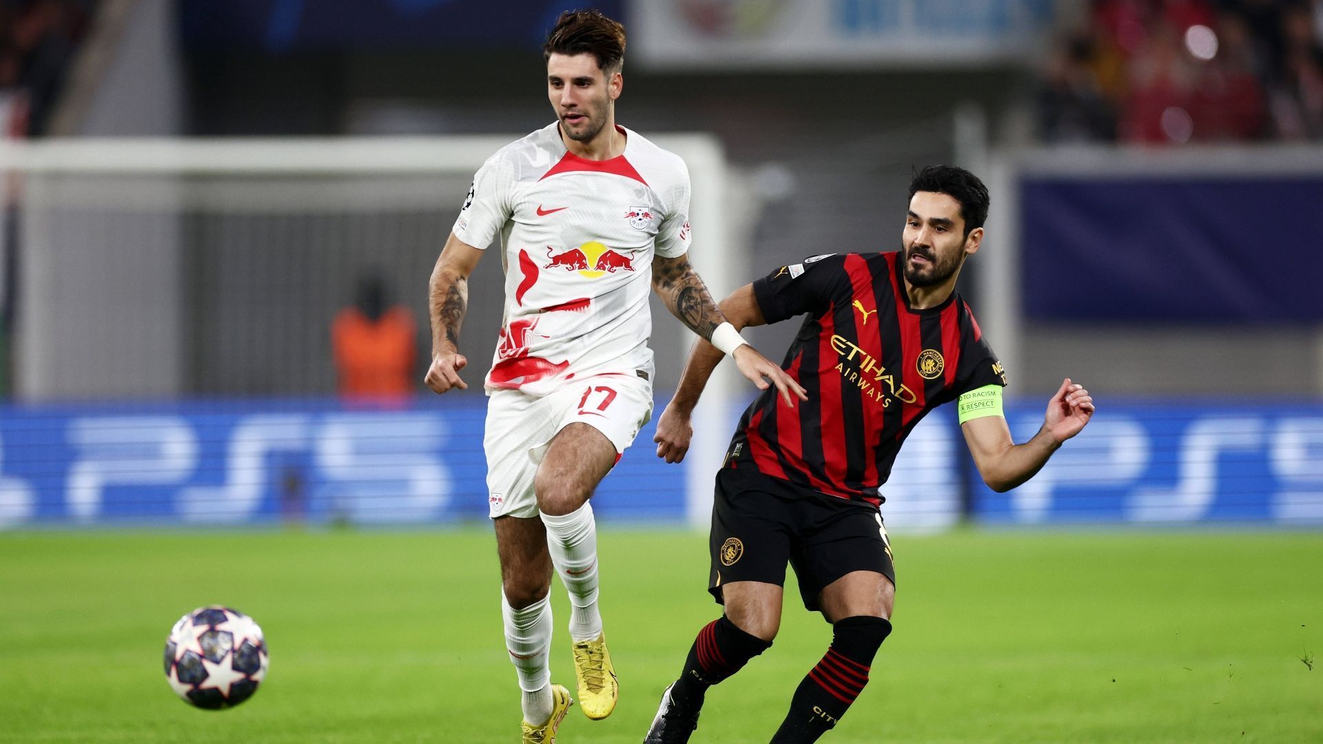 
                <strong>Dominik Szoboszlai</strong><br>
                In der ersten Halbzeit leidet die spielerische Kreativität von Dominik Szoboszlai natürlich unter dem Umstand, dass Leipzig fast nur gegen den Ball arbeiten muss. Dabei hilft der Ungar aber durch ordentlichen Einsatz und teils entscheidende Grätschen gut mit. Nach dem Seitenwechsel hat er in der 69. Minute einen guten Distanzschuss, den Ederson abwehrt – danach fällt aus der Ecke das 1:1. ran-Note: 3
              