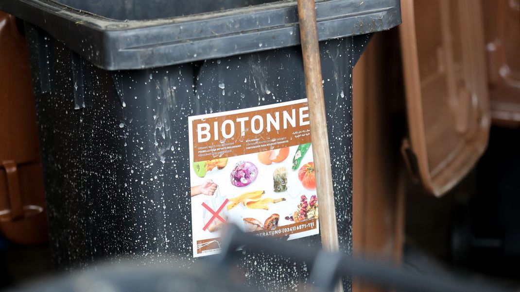 Wer etwa Plastik in die Biotonne wirft, riskiert, dass der Biomüll nicht entsorgt wird. (Symbolbild)