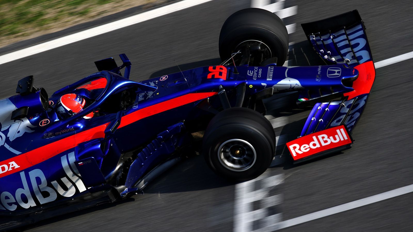 
                <strong>Platz 4: Toro Rosso</strong><br>
                Anders als beim "Mutter"-Rennstall Red Bull ähnelt die Aerodynamik am neuen Toro Rosso eher dem Konzept von Ferrari. Offenbar keine schlechte Wahl, konnte Toro Rosso mit Rookie Alex Albon und Team-Rückkehrer Daniil Kvyat überzeugen. Ohne große Probleme spulte das Team in den beiden Wochen das Testprogramm ab, mit dem Honda-Motor im Heck gab es wie auch bei Red Bull keine Probleme.
              