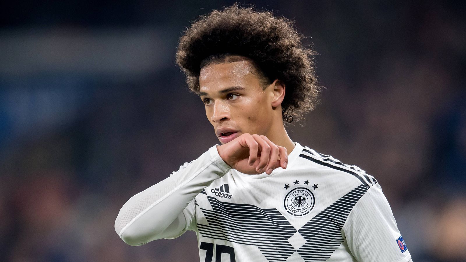 
                <strong>Leroy Sane (Manchester City/23/17)</strong><br>
                Sportlich ist der ehemalige Schalker über alle Zweifel erhaben. In Pep Guardiolas Starensemble Manchester City ist der 23-Jährige eine feste Größe, seine Nichtnominierung für die WM könnte sich im Nachhinein noch als gut für ihn erweisen. Sane ist unverbraucht und dürfte eines der Gesichter der Mannschaft werden. Inwieweit er sich allerdings auch als Wortführer einbringen kann, muss sich erst noch erweisen.
              