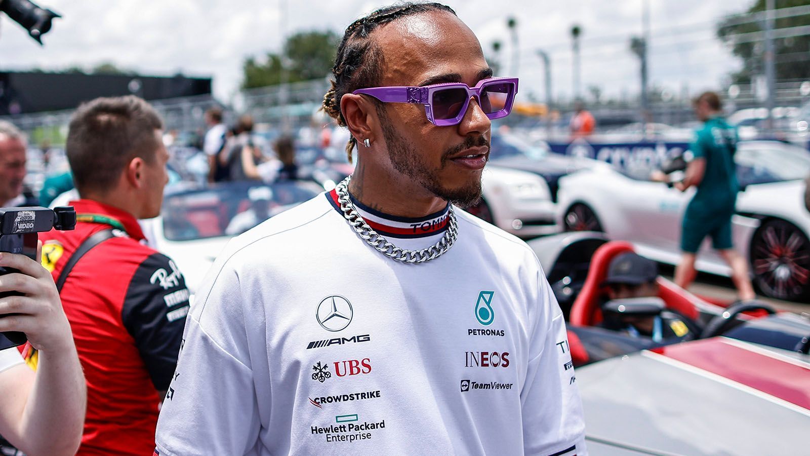 
                <strong>Lewis Hamilton (Mercedes)</strong><br>
                Der siebenmalige Weltmeister erlebte einen absoluten Horrorstart in die Saison. Zwar sprang beim Auftakt in Bahrain ein dritter Platz heraus, dieser war allerdings nur durch die Ausfälle der Red-Bull-Fahrer möglich. In den kommenden Rennen gelang dem Briten nicht mehr viel. Ein vierter Platz in Australien muss in dieser Saison schon als Erfolg gelten. Mit dem Titel wird Hamilton in diesem Jahr nichts zu tun haben. Eher muss er aufpassen, dass ihm sein Teamkollege nicht enteilt. ran-Note nach fünf Rennen: 
              