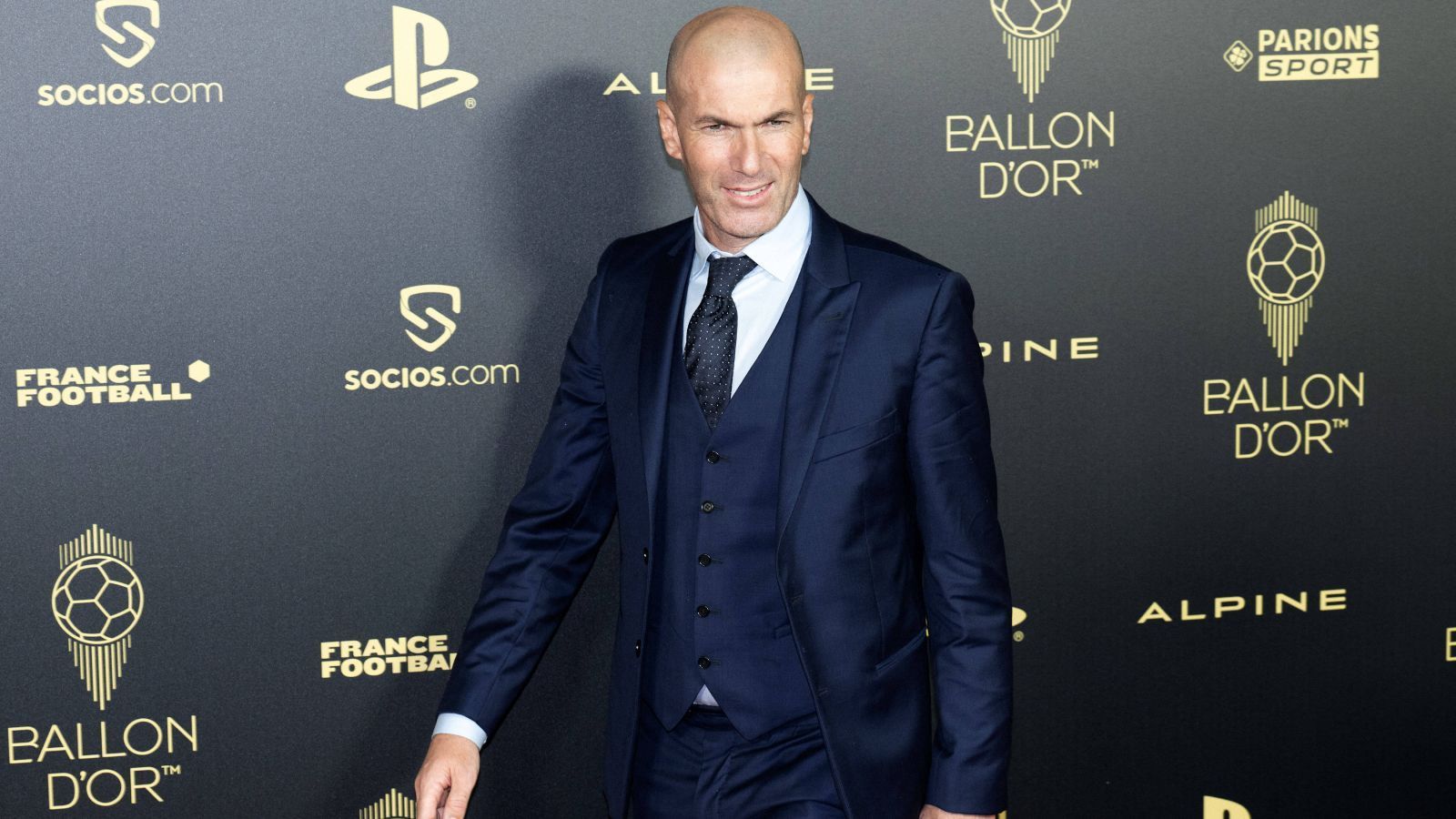
                <strong>Zinedine Zidane</strong><br>
                ... der darf in dieser Liste natürlich auch nicht fehlen. Seit seinem Abgang bei Real ist er ohne Verein. Medienberichten zufolge spekulierte er auf den Posten als Nationaltrainer von Frankreich. Didier Deschamps verlängerte seinen Vertrag zuletzt bis 2026, das ist also eher keine Option.
              
