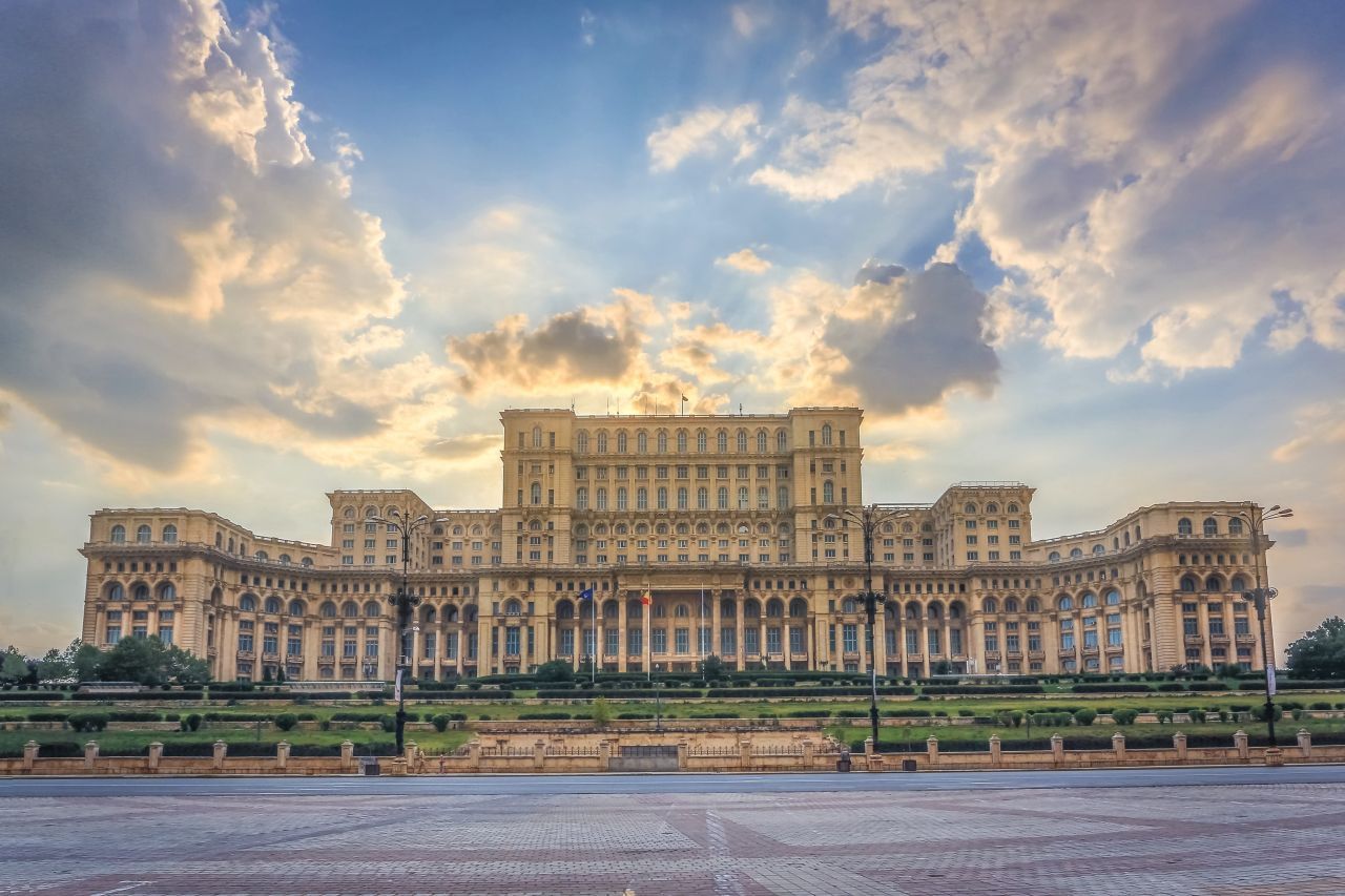 Das Parlamentsgebäude von Rumänien in der Hauptstadt Bukarest ist mit einem Gewicht von mehr als vier Millionen Tonnen als das schwerste Gebäude weltweit bekannt. Das "Haus des Volkes" hat mehr als 1.000 Räume.