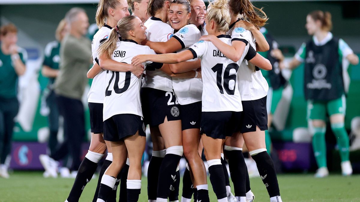 BRAND Jule Team Deutschland jubelt nach Ihrem Tor zur 1 : 0 Fuehrung mit WAMSER Carlotta UEFA Frauen Fussball EURO 2025 in der Schweiz Vorrundenspiel Deutschland - Polen 2 : 0 am 04.07. 2025 in St....