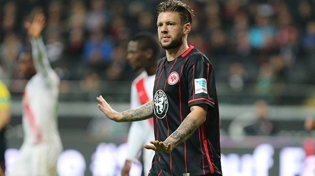 
                <strong>Ersatzbank: Marco Russ (30, Eintracht Frankfurt)</strong><br>
                Ersatzbank: Marco Russ (30, Eintracht Frankfurt): In seinen zweieinhalb Jahren bei der Eintracht erlebte der Verteidiger so einiges. Vergangene Saison half er dem Team durch eine bärenstarke Leistung, sich im Mittelfeld festzusetzen. Seinen Stammplatz unter Armin Veh hat er mittlerweile sicher, drei Mal führte er die Mannschaft sogar als Kapitän auf den Platz.
              