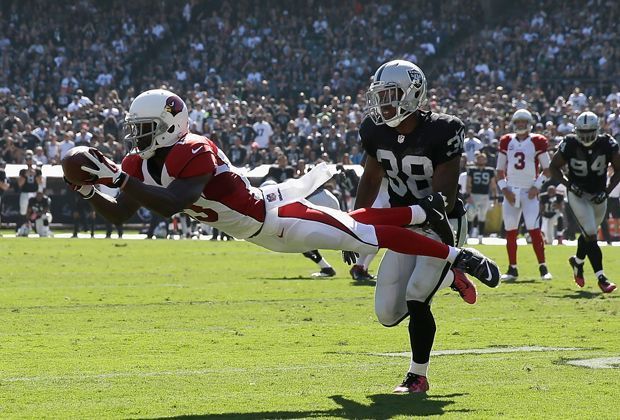 
                <strong>Oakland Raiders - Arizona Cardinals 13:24</strong><br>
                Denn die Cardinals können ebenfalls abheben - wie hier Jaron Brown. Auch der Trainerwechsel hat in Oakland noch nichts bewirkt.
              