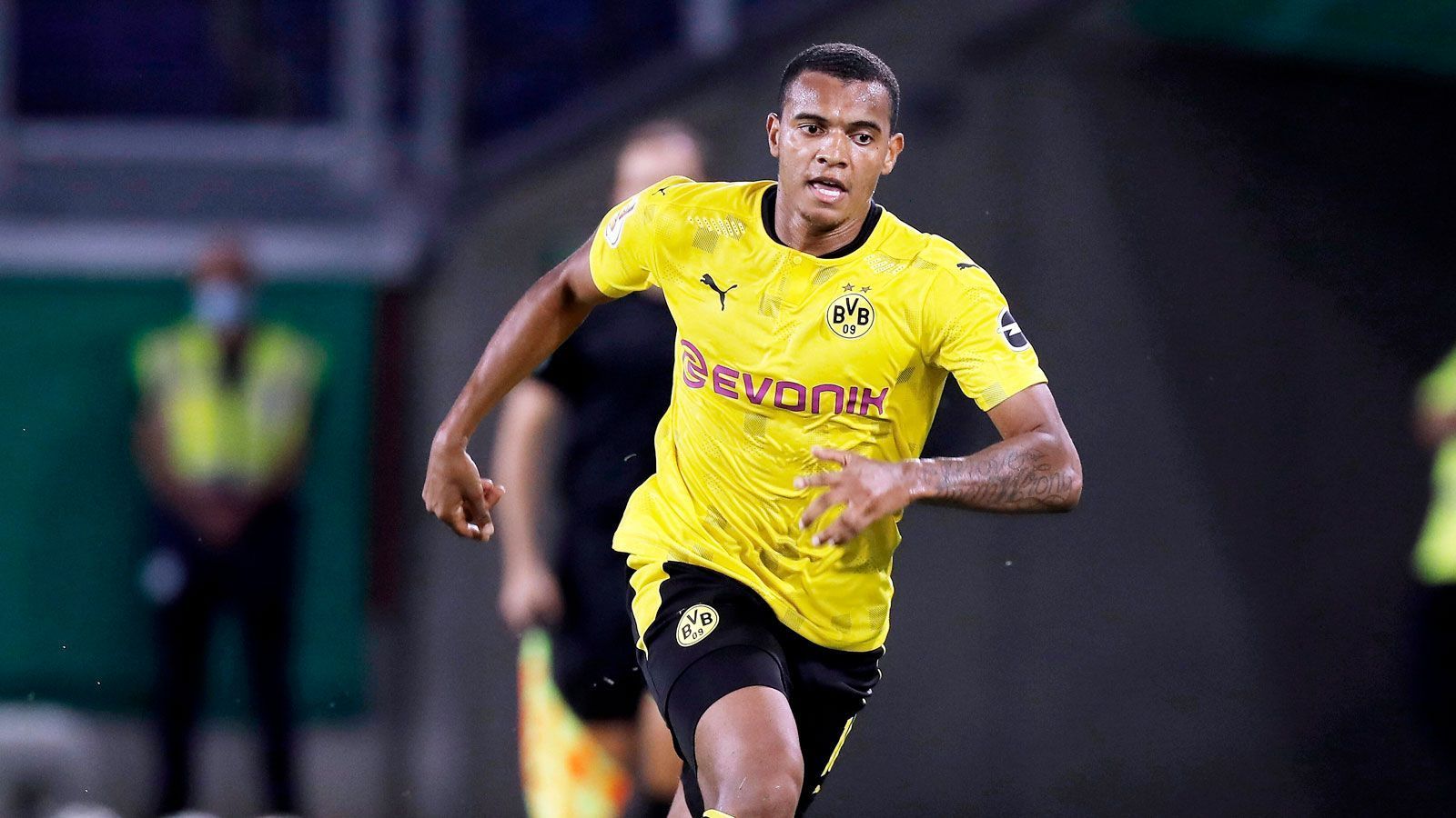 
                <strong>Manuel Akanji (Borussia Dortmund)</strong><br>
                Schon in der Anfangsphase bewirbt sich der Schweizer erfolgreich um eine Gelbe Karte, weil im Zweikampf mit Stindl das Timing fehlt. Danach mit einer weitgehend soliden Vorstellung, ohne allzu sehr in Erinnerung zu bleiben. ran-Note: 3
              