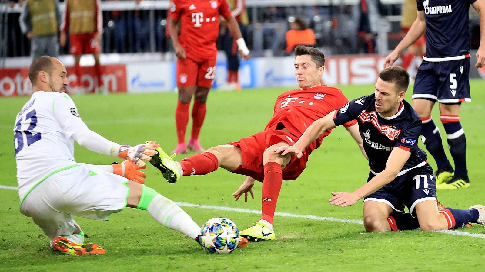 
                <strong>Gruppe B </strong><br>
                Roter Stern Belgrad – FC Bayern MünchenDie Marschroute ist klar, gewinnt der FC Bayern (12) sein Spiel bei Roter Stern Belgrad (3), stehen die Münchner schon vorzeitig als Gruppensieger fest. Auch ein Remis sollte dafür reichen. Tottenham (7)  könnte bei einem Sieg am 6. Spieltag (Sieg gegen Piräus vorausgesetzt) im direkten Duell zwar noch nach Punkten mit den Bayern gleichziehen, im direkten Vergleich führt der deutsche Rekordmeister aber mit 7:2. Sollte Belgrad die Bayern schlagen und Piräus (1) gegen Tottenham verlieren, dann hätte Roter Stern die weitere Teilnahme an der Europa League sicher.
              