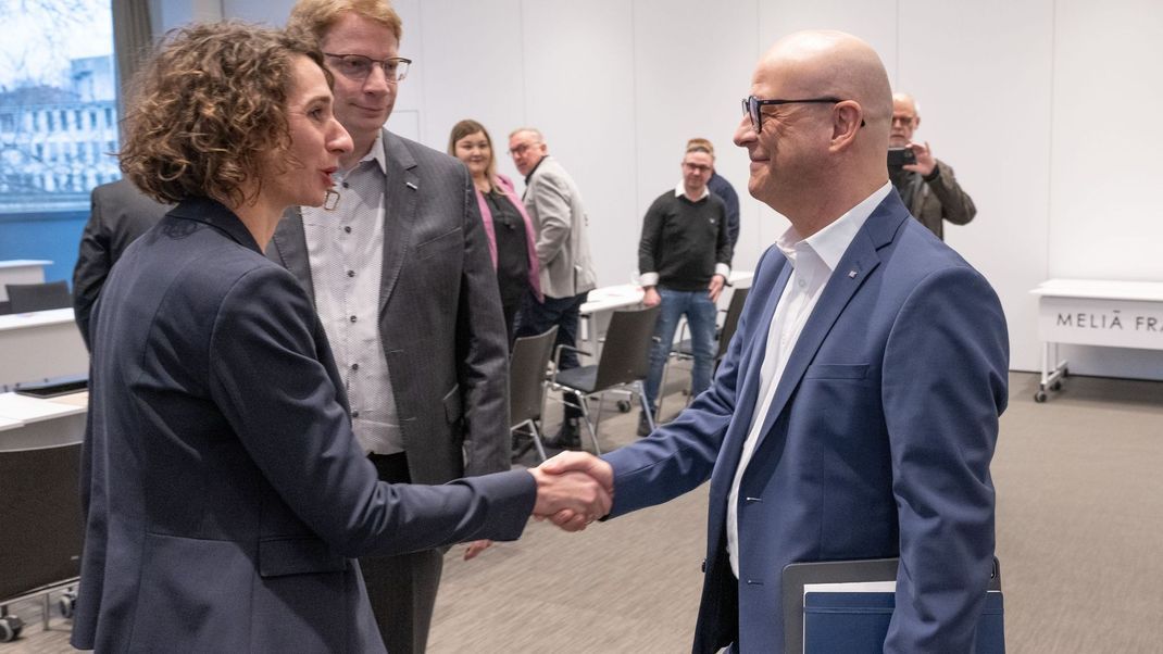 Bahn-Personalvorstand Martin Seiler (rechts) trifft sich zur ersten Tarif-Gesprächsrunde mit dem EVG-Verhandlungsteam um Cosima Ingenschay und Kristian Loroch.