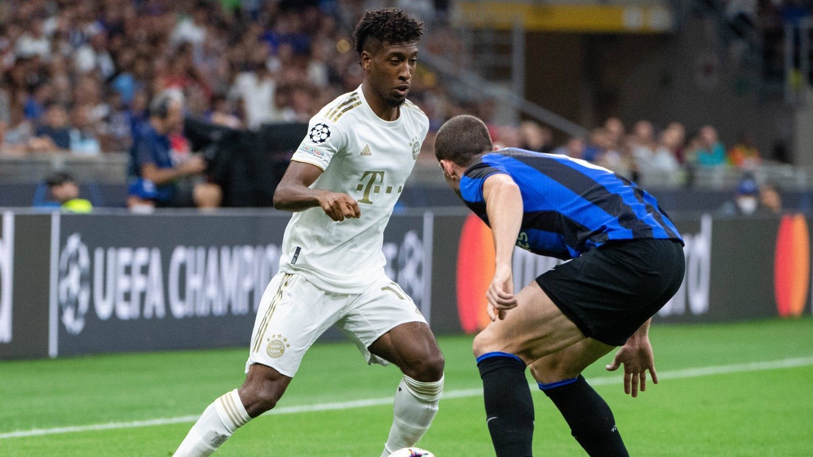 
                <strong>Kingsley Coman</strong><br>
                In der ersten Halbzeit noch wenig aktiv und gefährlich, blüht er im zweiten Durchgang auf und sorgt auf der sonst schwächeren rechten Bayern-Seite für mehr Betrieb. Highlight ist sein doppelter Doppelpass auf engstem Raum mit Sane, der das 2:0 einleitet.  ran-Note: 2
              