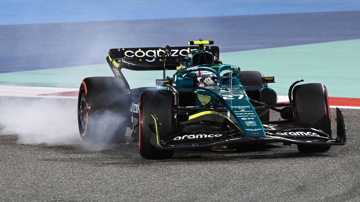 Nico Hülkenberg verbremst sich im Aston Martin AMR22 beim Formel-1-Auftakt 2022 in Bahrain