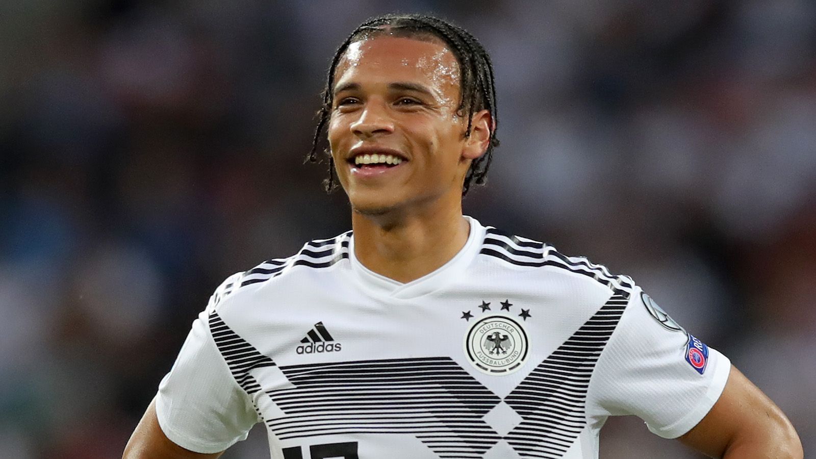 
                <strong>Leroy Sané (Manchester City)</strong><br>
                Damit Smoljan, Geschäftsführer von Sanés neuer Agentur, sagte der "Sport Bild": "Der FC Bayern ist der einzige Klub in Deutschland, den sich Leroy als nächsten Karriere-Schritt vorstellen kann. Dort sieht er die Voraussetzungen, um sein großes Ziel, die Champions League zu gewinnen, erreichen zu können." Letztlich muss sich der FC Bayern wohl nur noch mit Manchester City auf die Ablösesumme einigen. Im Gespräch sind etwa 50 Millionen Euro. 
              