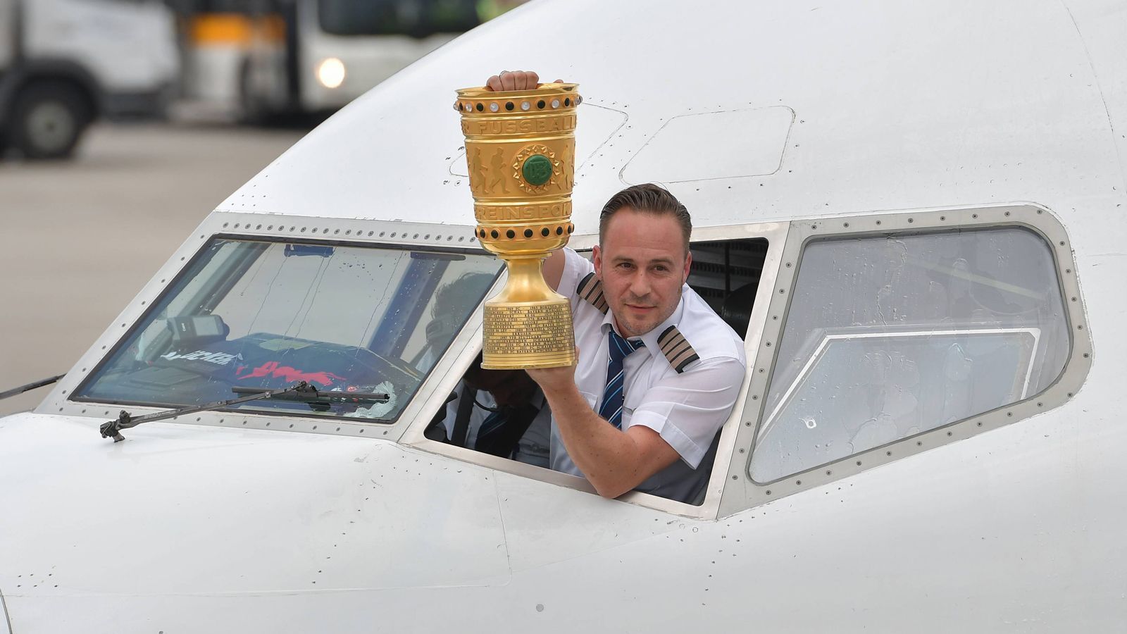 
                <strong>Empfang der Eintracht-Pokalhelden am Frankfurter Römer</strong><br>
                Nach der Landung hielt der Pilot das Objekt der Begierde jubelnd aus dem Cockpit-Fenster. 
              