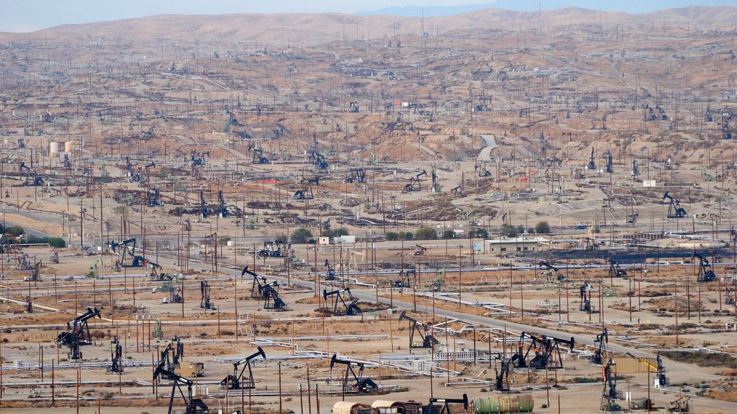 Ölpumpen soweit das Auge reicht. Das Chevron Kern River Ölfeld befindet sich um und in Bakersfield.