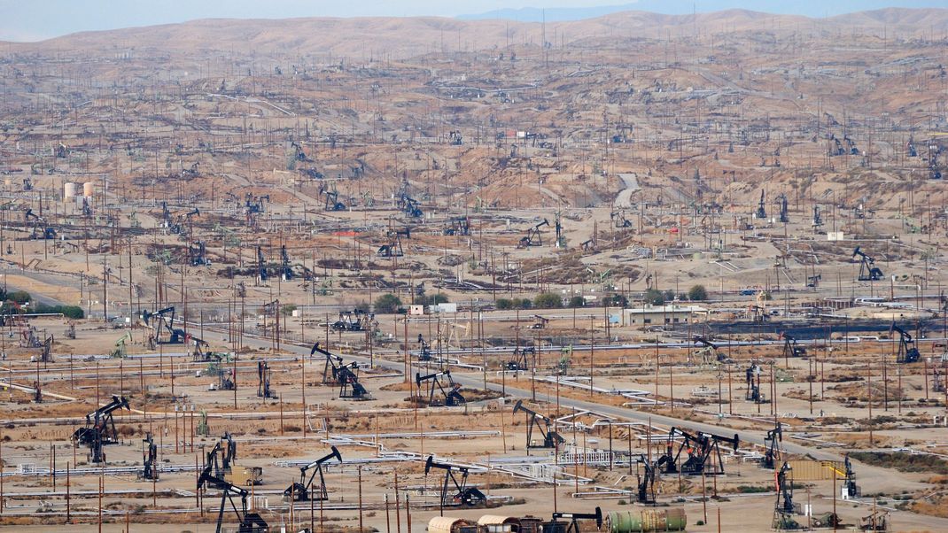 Ölpumpen soweit das Auge reicht. Das Chevron Kern River Ölfeld befindet sich um und in Bakersfield.