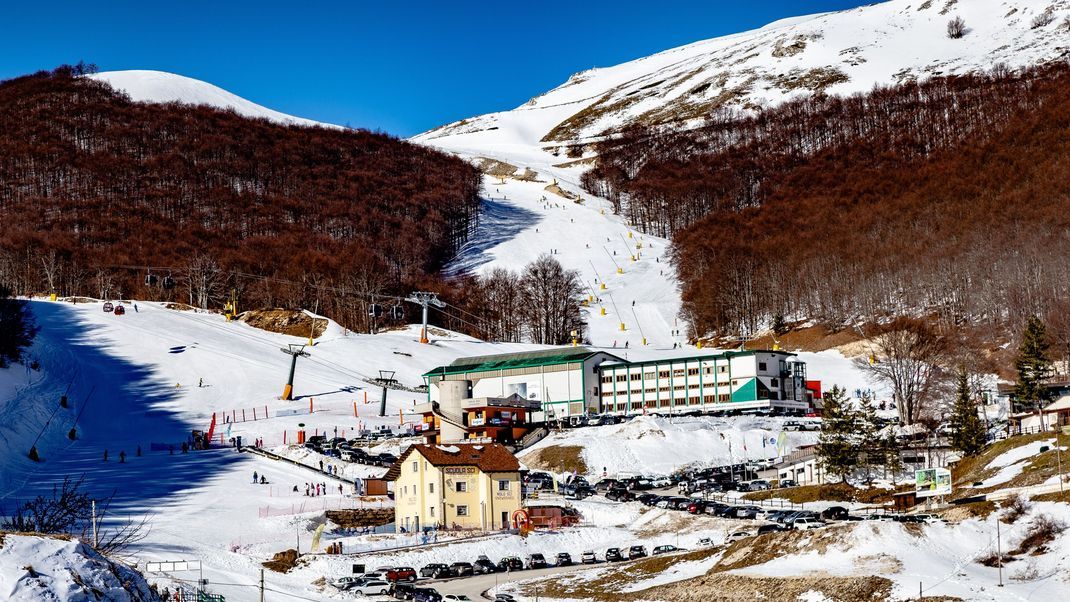 Das Skigebiet Roccaraso (Italien) verfügt über wunderschöne Landschaften und hochmoderne Anlagen. Ein Ansturm an Tourist:innen brachte diese allerdings an seine Grenzen. (Symbolbild)