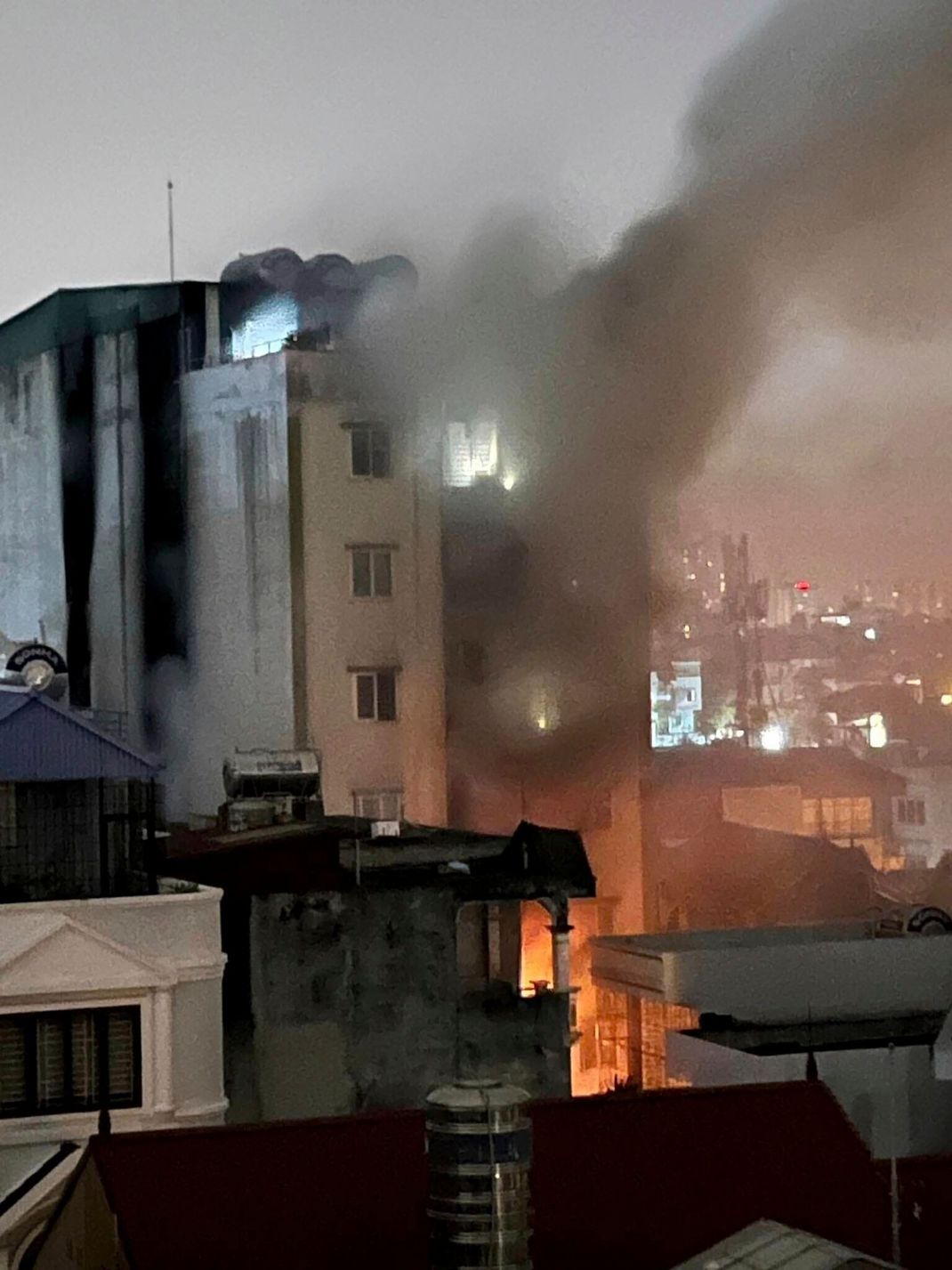 Rauch steigt aus dem Gebäude in Hanoi auf.