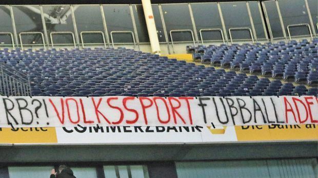 
                <strong>"Fehlt nur noch Helene": So protestieren die Eintracht-Fans gegen Montagsspiele</strong><br>
                
              