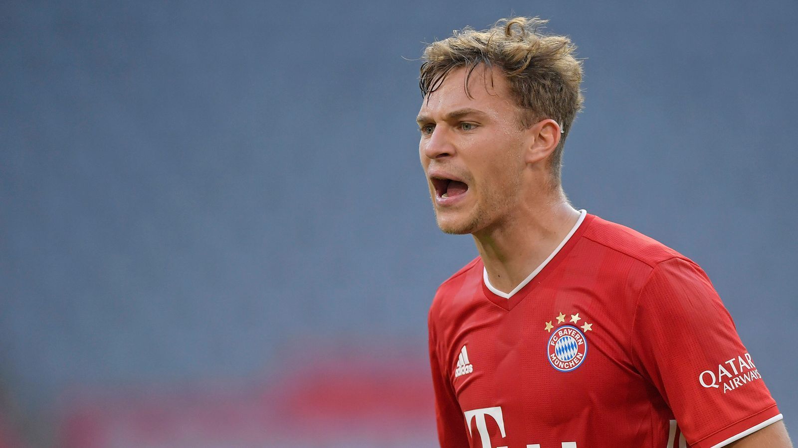 
                <strong>Joshua Kimmich</strong><br>
                Joshua Kimmich ist schon etwas länger in der Bayern-Zentrale gesetzt als Goretzka, machte unter Flick aber ebenfalls einen deutlichen Sprung nach vorne. Leichtsinnsfehler heruntergeschraubt, Kommunikation verbessert, tödliche Pässe perfektioniert: Kimmich wird immer mehr zum Chef. Obendrauf erzielte der 25-Jährige noch eines der schönsten und das wohl wichtigste Tor der Saison, das 1:0 beim BVB. Der Sieg, der die FCB-Weichen endgültig auf Meisterschaft Nummer 30 stellte.
              